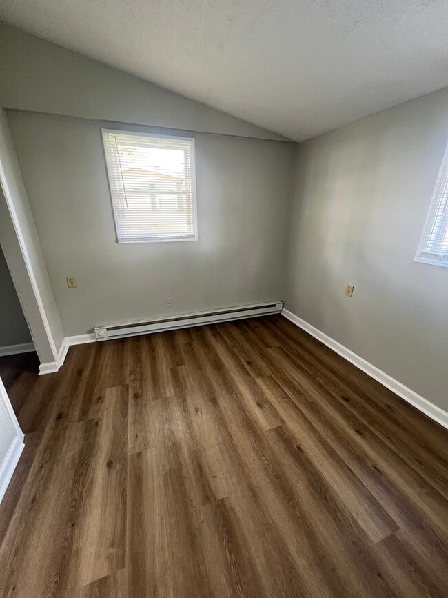 Building Photo - 2 bedroom and 1 bath