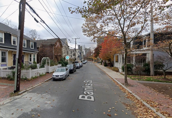 Building Photo - 208 Banks St