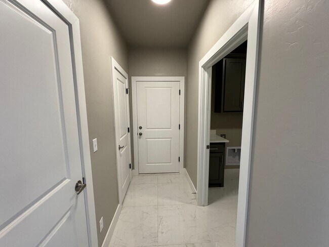 Building Photo - Luxurious Living: Modern 3BR/3BA Home In E...