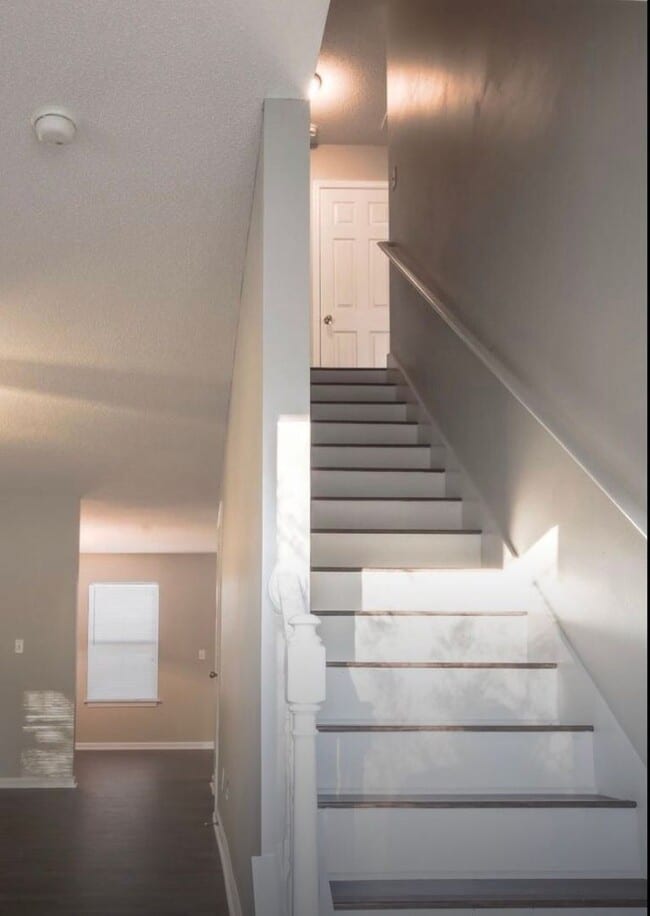 Building Photo - 3 Bedroom 2.5 Bath Crestview Townhome!