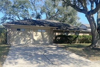 Building Photo - 1819 Pilgrims Point Dr