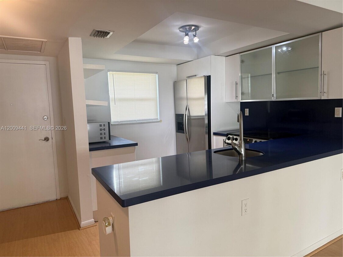Foto del edificio - 100 Edgewater Dr