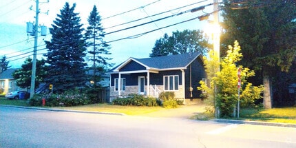 Building Photo - 1480 Rue Jogues