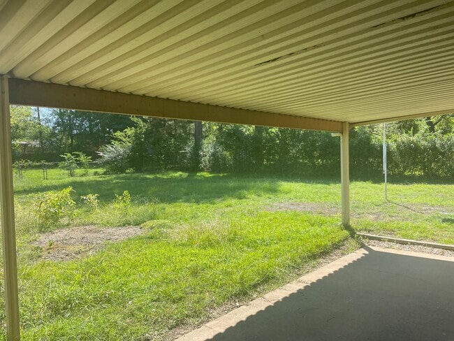 Building Photo - 3/2/2 SHISD Fenced Yard and Pet Friendly