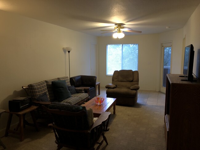 Shared living room - 521 Southwest Pky