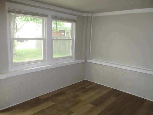 Building Photo - 1627 N Alton Ave