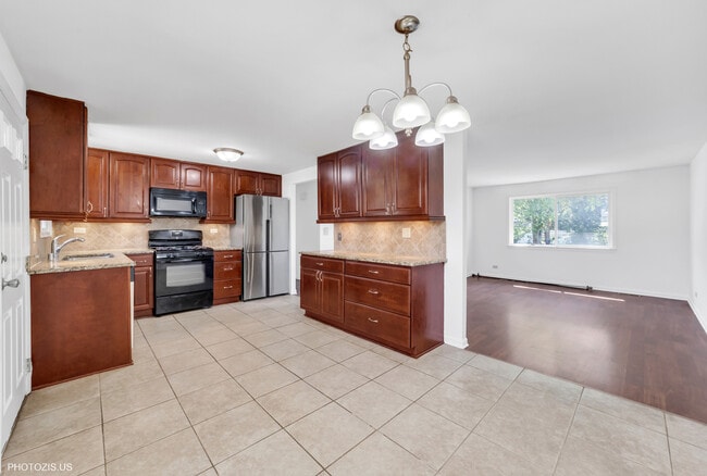 Building Photo - 728 Boxwood Dr