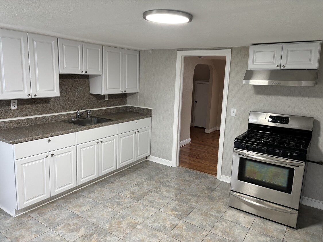 Kitchen - 31 Englewood Ave