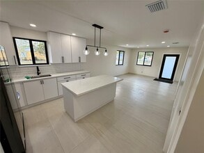 Building Photo - 800 Jann Ave