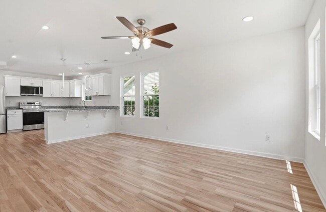 Building Photo - 516 Singletary St SE
