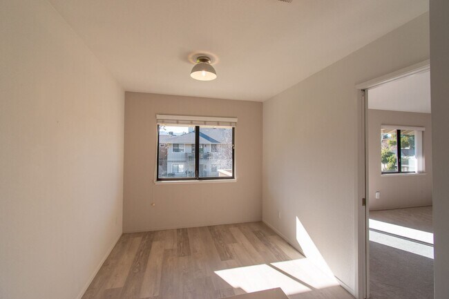 Building Photo - Light & bright southwest facing home in de...