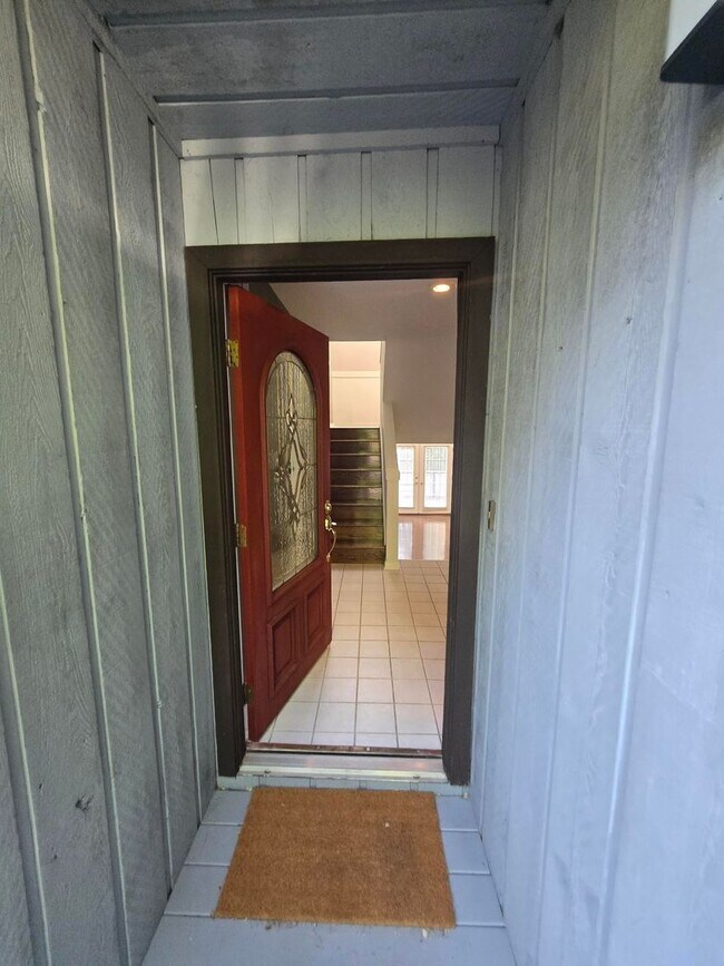 Foto del edificio - Spacious 3-Bedroom Condo in Gated Communit...