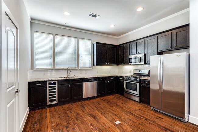 Foto del edificio - 4323 Dickason Ave