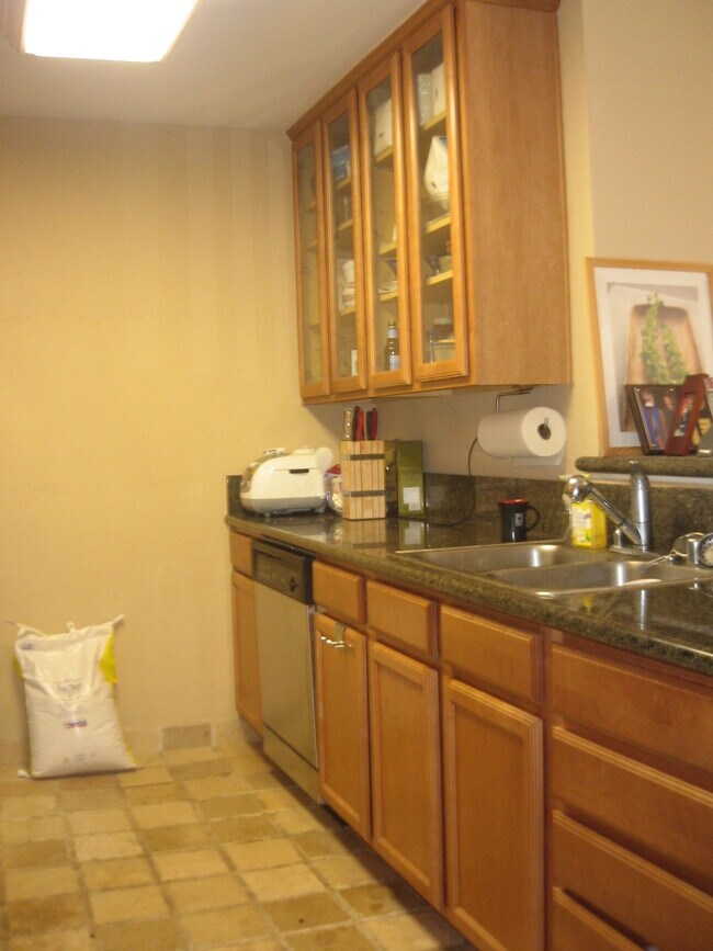 Building Photo - 7130 Shoreline Dr