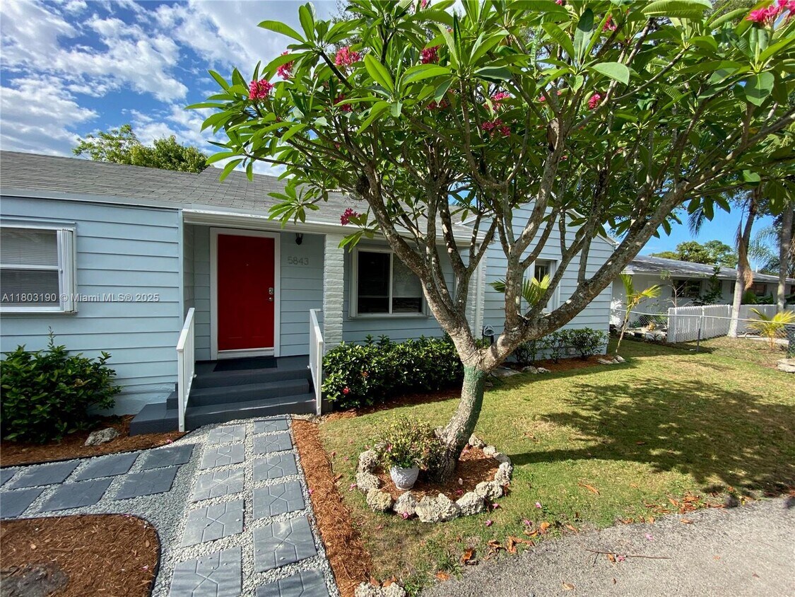 Foto principal - 5843 SW 62nd St