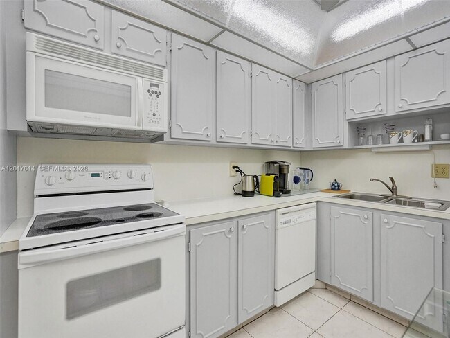 Foto del edificio - 3113 S Ocean Dr
