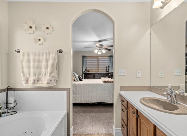 Foto del edificio - Spacious 5-Bedroom Home with Theater Room & Prime Location