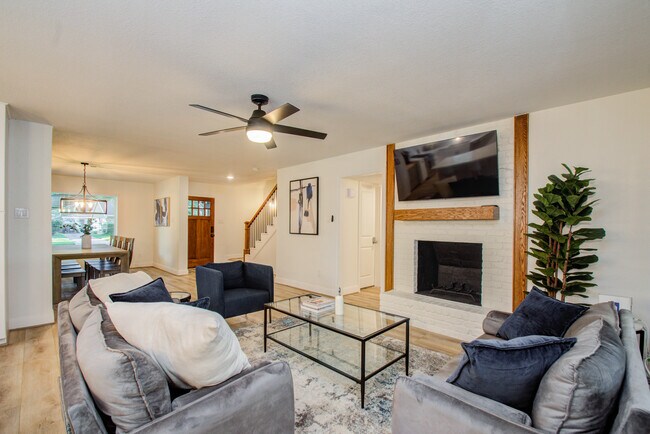 Building Photo - 5907 Warm Springs Rd