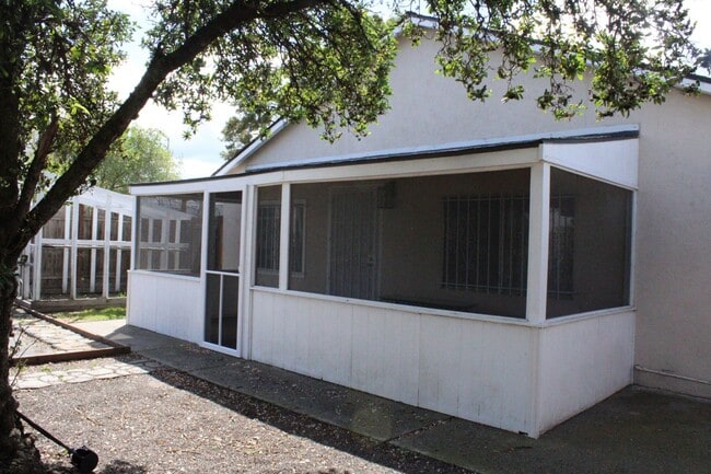 Foto del edificio - 135 Poinsettia Ave