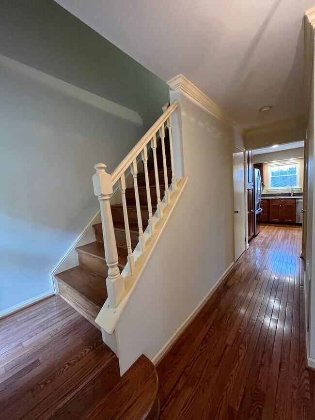 Building Photo - 3BR, 2.5BA end-unit townhouse in Sterling, VA