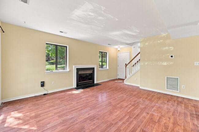 Foto del edificio - 322 Whispering Oaks Dr