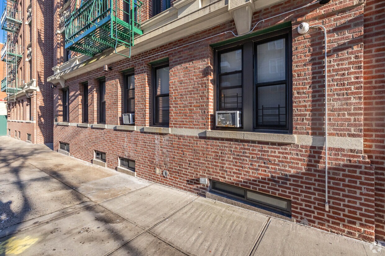 Primary Photo - 3047 29th St