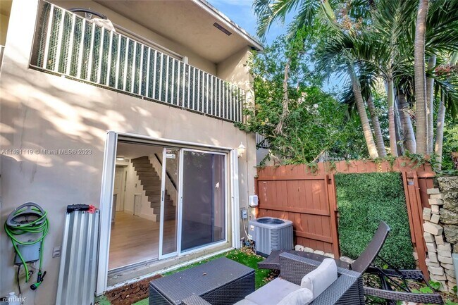 Building Photo - 2 br, 2.5 bath House - 3130 Bird Ave