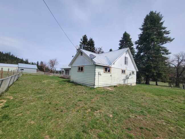 Foto del edificio - 5 Bedroom Home in Usk, WA for $1,600 a month