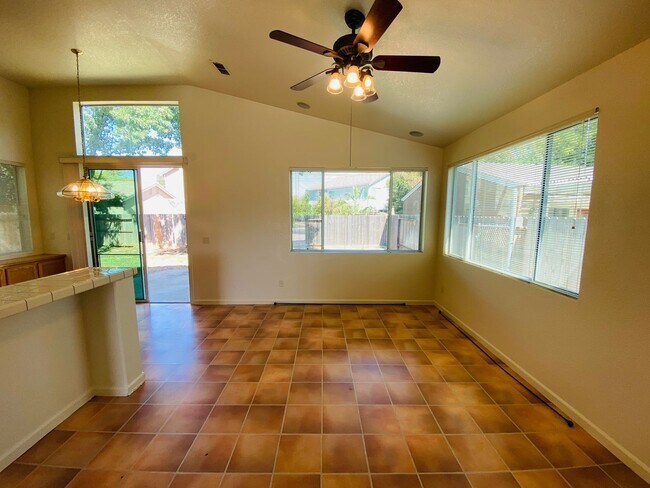 Foto del edificio - Lake Community