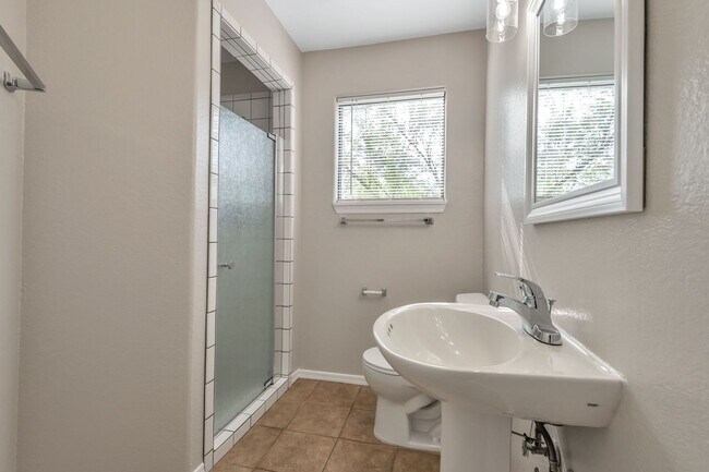 Foto del edificio - Charming  Updated 2BR- 2  BATH FOOTHILLLS CONDO