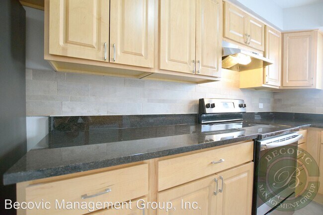 Building Photo - 7630-7638 N Eastlake Terrace