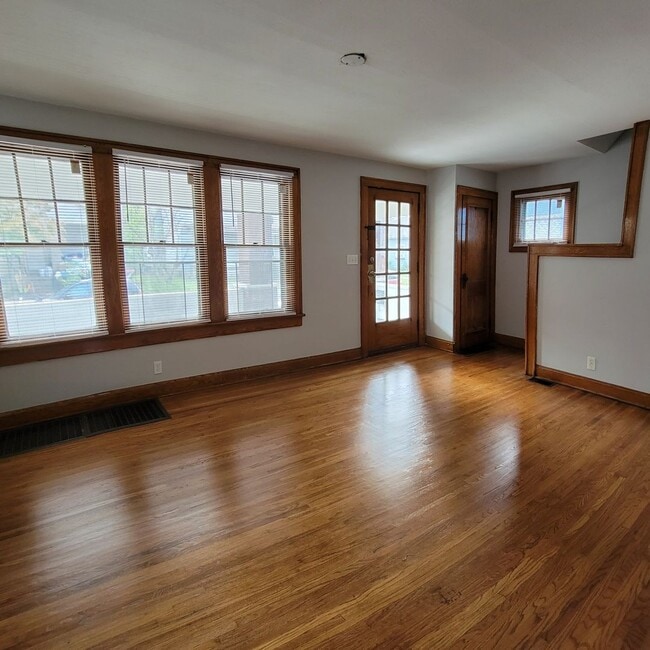 Building Photo - Beautiful 3 Bedroom Home - North Hilltop