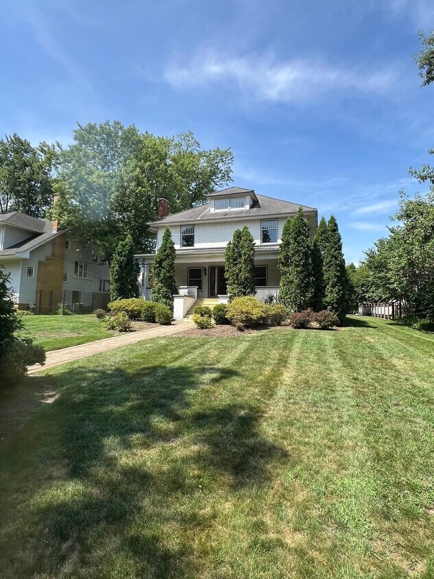 Foto principal - 5820 N Newark Ave
