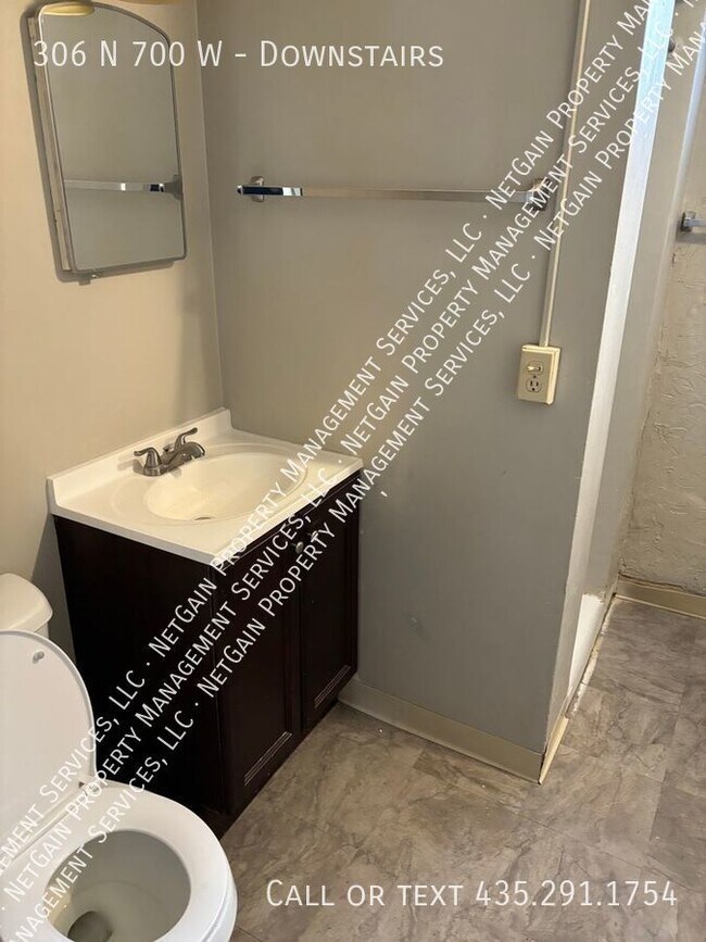 Building Photo - Pet Friendly 2 Bedroom Basement Apartment