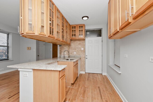 Foto del edificio - One Bedroom Unit in South Shore - Move In Fee Special
