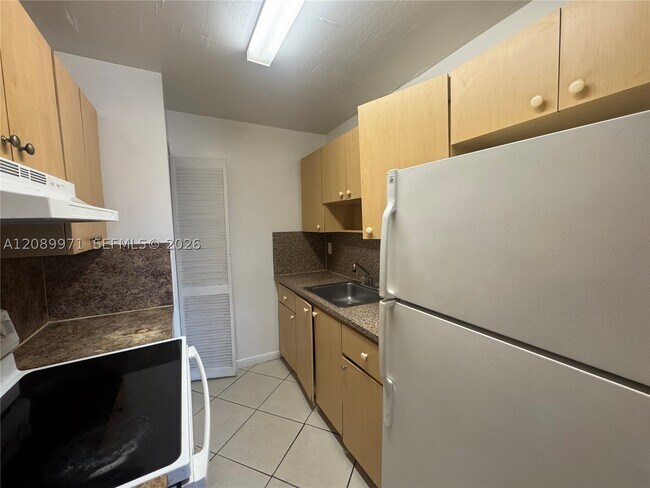 Foto del edificio - 888 NE 132nd St
