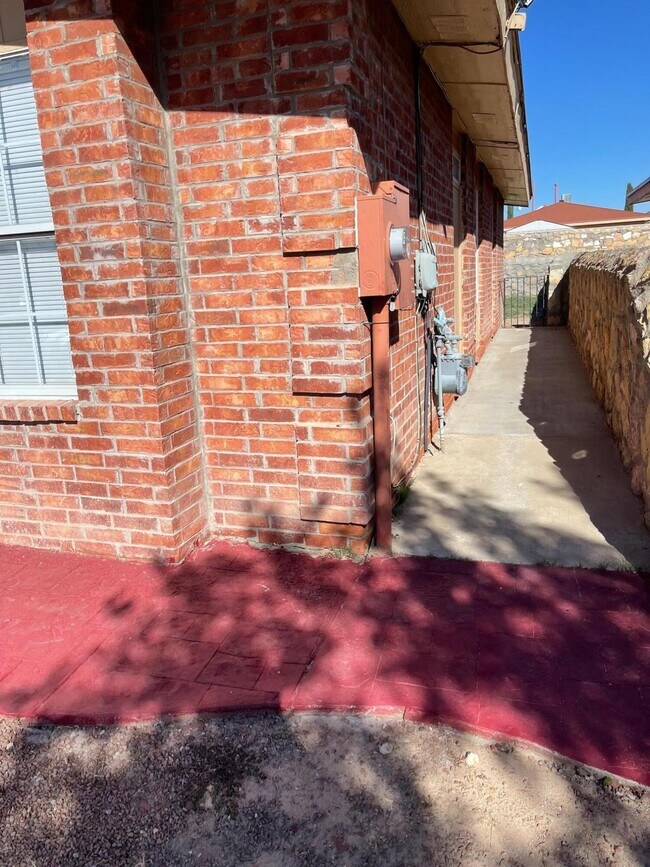 Building Photo - 1660 St Stephen Pl