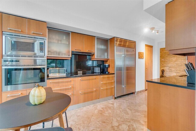 Building Photo - 1331 Brickell Bay Dr