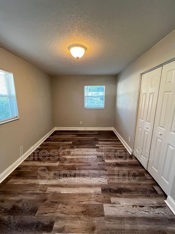 Foto del edificio - 2449 Lourdes Dr W