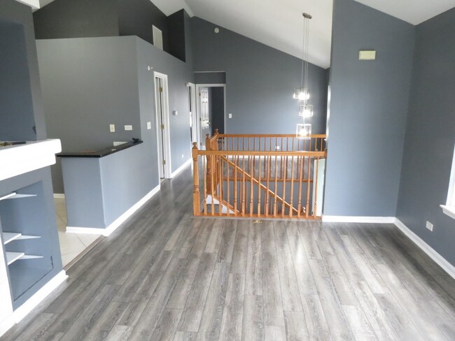 Foto del edificio - 465 Cary Woods Cir