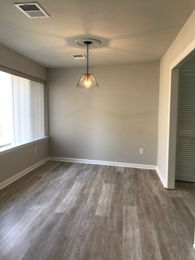 Building Photo - Come Home to This Conveniently Located 2 B...