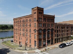 Building Photo - 155 River St