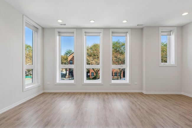Foto del edificio - 4904 S St Lawrence Ave