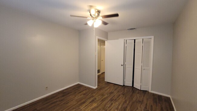 Building Photo - 521-523 Southtrail Dr
