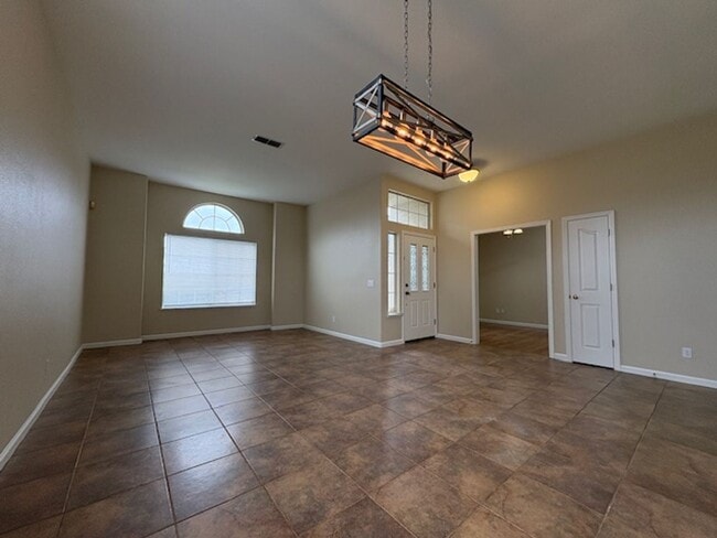 Foto del edificio - 3 bdrm + den in Woodcreek Oaks
