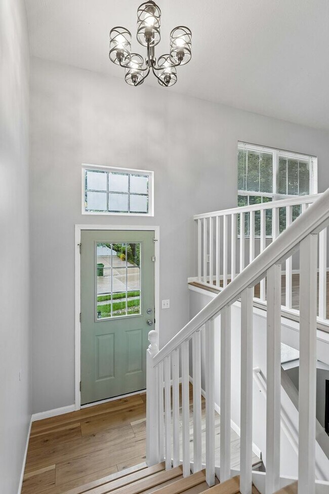 Foto del edificio - 3 Bedroom home with massive deck!