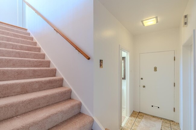 Building Photo - 990 Mirador Terrace