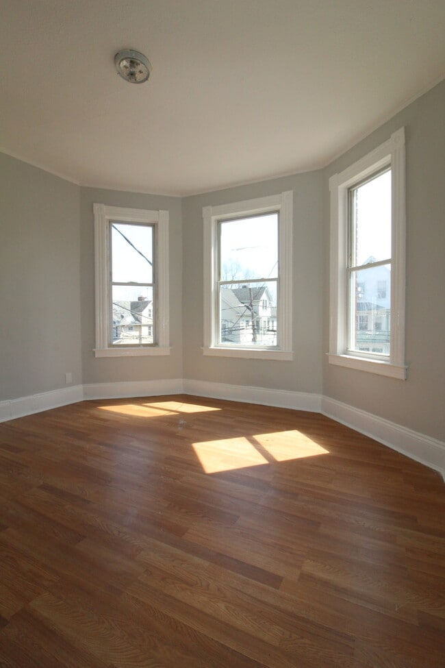 Building Photo - 166 Bond St