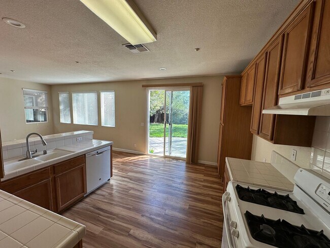 Foto del edificio - 3 Bed 2.5 Bath Single Family Home In Brentwood