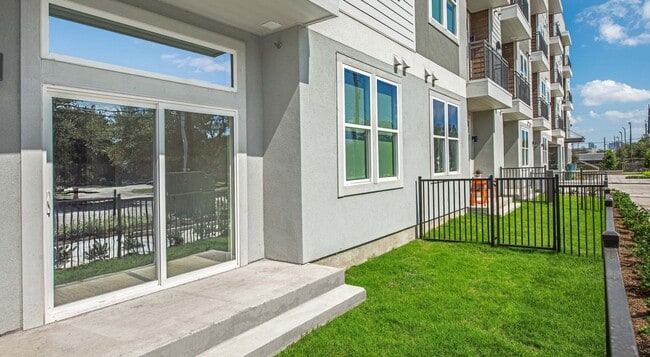 Foto del edificio - 9330 Main St